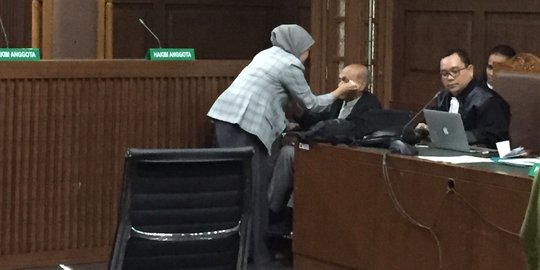 Istri Menangis dan Peluk Kivlan Zen yang Jalani Sidang Perdana