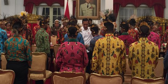 Bertemu Tokoh Adat, Jokowi Cerita Harga BBM dan Semen di Papua