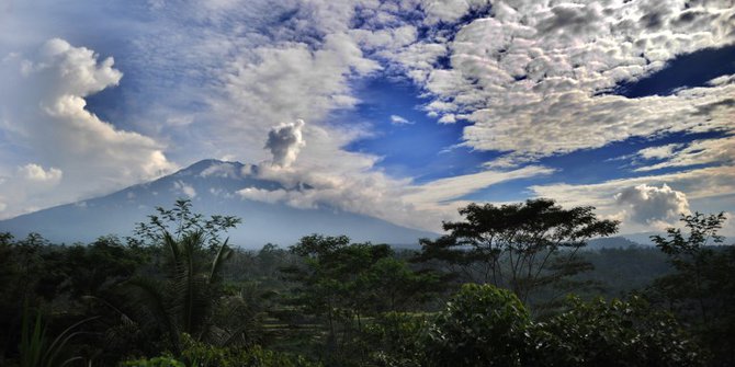 Pendaki yang Ketahuan Naik Gunung Agung akan Didenda Adat Rp 1 Juta