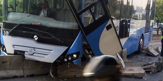 Bus Transjakarta Ringsek Tabrak Separator di Jakbar, Lalin Macet
