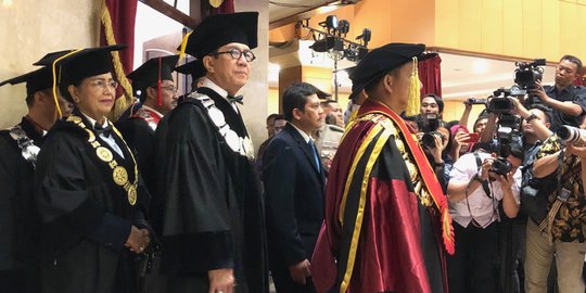 Yasonna Laoly Dikukuhkan jadi Guru Besar, JK Berpesan 'Jadi Profesor Tidak Mudah'