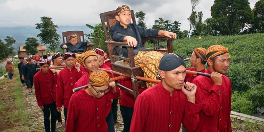 Melihat Ritual Cukur Rambut Gombak di Lereng Gunung Sumbing