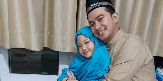 Tanamkan Agama Sejak Dini, Mandala Shoji Mulai Ajarkan Anaknya Shalat Tahajud