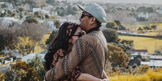 tampil romantis, mutia ayu peluk erat glenn fredly
