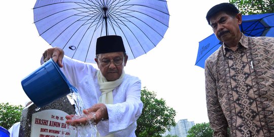 Habibie di Mata Keluarga: Sosok Perhatian dan Pemberi Semangat