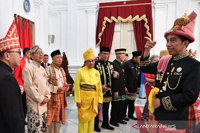 Kenangan BJ Habibie Kepincut Baju  Tradisional Melayu 