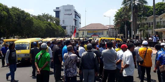 Protes Keberadaan Grab, Angkutan Umum di Jember Gelar Aksi Demo