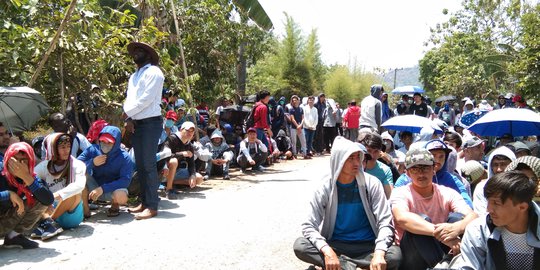 Tuntut Pembebasan 26 Rekan, Ratusan Imigran 'Nginep' di Depan Imigrasi Makassar