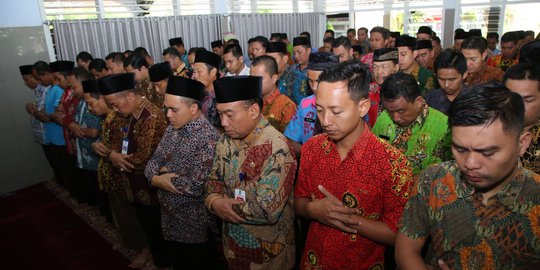 Bupati Anas dan Warga Banyuwangi Salat Gaib untuk BJ Habibie