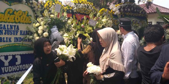 Warga Preteli Karangan Bunga Kiriman Pelayat di Kediaman BJ Habibie