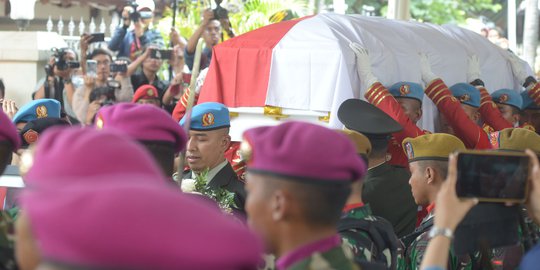 Paspampres Bawa Peti Jenazah BJ Habibie Tinggalkan Rumah Duka