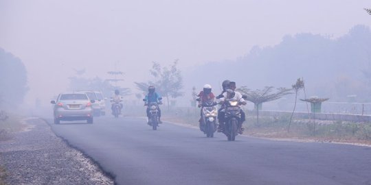 Meski Dikepung Asap Pekat, Murid SD dan TK Palangka Raya Tetap Sekolah