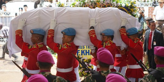 'Bapak Habibie yang Kami Sayangi, Selamat Jalan Menuju Surga Sebagai Tempat Kembali'