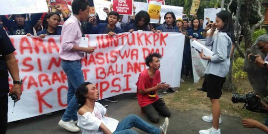 Tolak RUU KPK, Ratusan Mahasiswa Gelar Aksi di Kantor DPRD Bali
