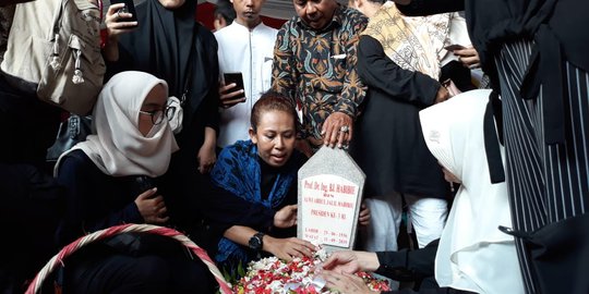 Warga Antre Berdoa di Makam BJ Habibie