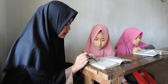 Alasan Para Artis Indonesia Sekolahkan Anak di Pesantren