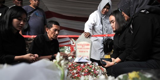 Antusias Warga Berziarah ke Makam BJ Habibie