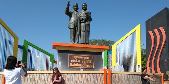 Monumen Cinta Sejati Habibie Ainun di Parepare Dipenuhi Karangan Bunga