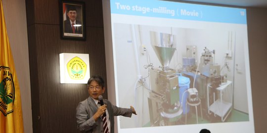 Profesor Jepang Pamerkan Teknologi Baru Pengolahan Roti di Kampus Universitas Jember