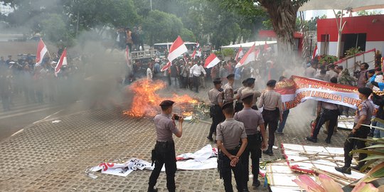 Demo Pendukung Revisi UU KPK Rusuh, Massa Bakar Karangan Bunga