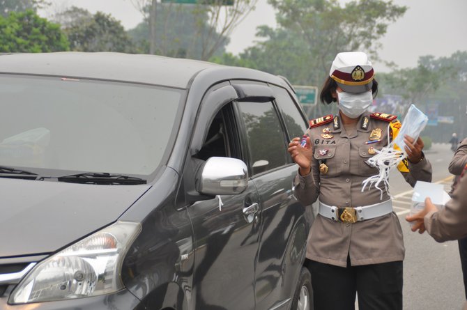 jarak pandang terbatas polisi imbau warga pekanbari nyalakan lampu kendaraan