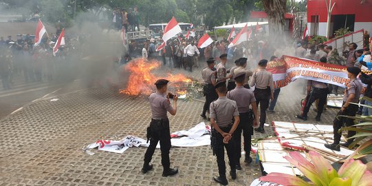 Massa Pendemo di KPK Lempar Batu dan Botol, Polisi Tembakkan Gas Air Mata