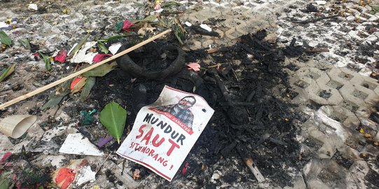 Demo Depan KPK Kondusif, Logo KPK Terbuka Hingga Bunga Untuk Firli