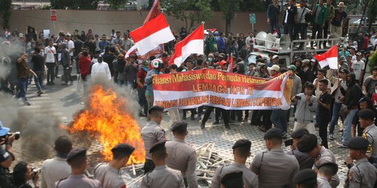 Suasana Demo Revisi UU KPK yang Berakhir Ricuh