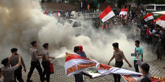 Dihalangi Temui Pimpinan KPK, Demo Damai Berakhir Bentrok