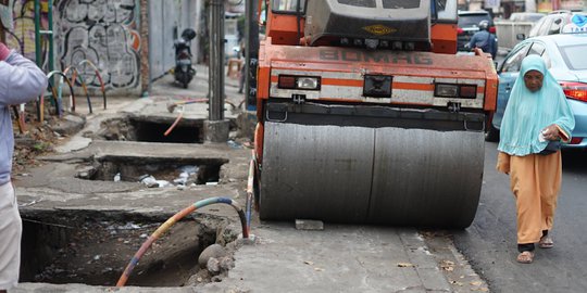 Trotoar Rusak di Pasar Minggu Ancam Keselamatan Pejalan Kaki