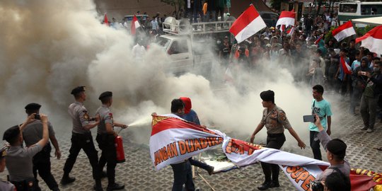 Demo Ricuh di KPK, Ini Klarifikasi Aktivis yang Turunkan Kain Hitam Penutup Logo