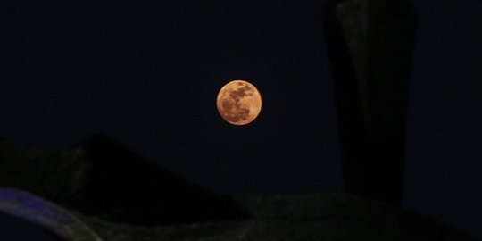 Penampakan Bulan Purnama Harvest Moon Hiasi Langit Jakarta