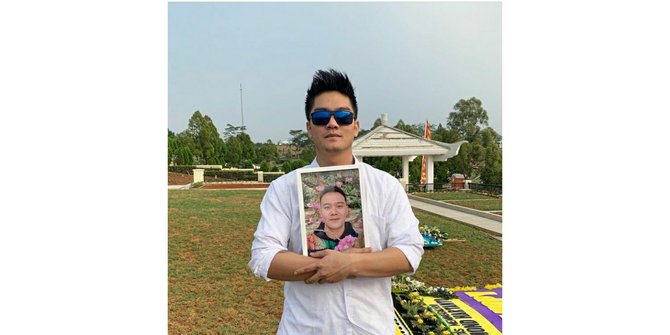 Bikin Haru, Ini Momen Saat Boy William Antar Sang Adik ke Peristirahatan Terakhir