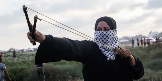 Aksi Warga Gaza Ketapel Pasukan Israel dari Perbatasan