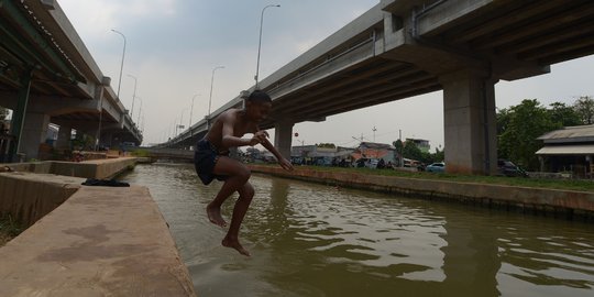 Keceriaan Anak-anak Kalimalang Berenang di Tengah Cuaca Panas