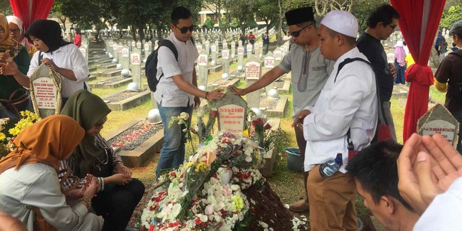 Sejumlah Mahasiswa Berziarah ke Makam BJ Habibie