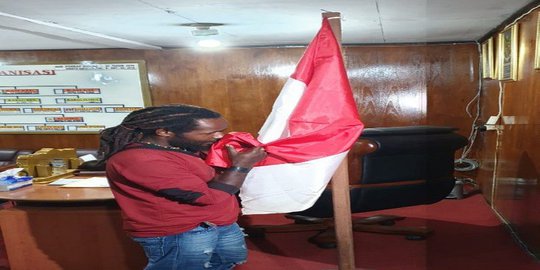 Menyerahkan Diri, Anggota KKB Papua Cium Bendera Merah Putih