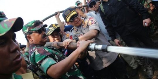 Padamkan Karhutla di Riau, Panglima TNI Optimalkan Hujan Buatan dan Bom Air