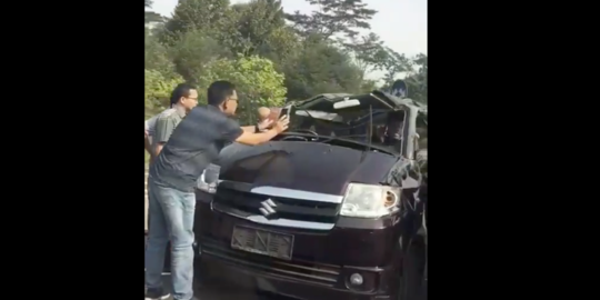Mobil APV Terguling di Tol Jagorawi, Penumpang Terlempar ke Jalan