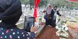 Makam BJ Habibie Diserbu Warga Berswafoto, Mensos Tempatkan 2 Penjaga Keamanan