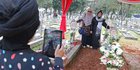 Makam BJ Habibie Diserbu Warga Berswafoto, Mensos Tempatkan 2 Penjaga Keamanan
