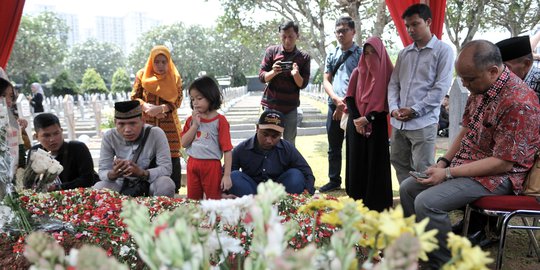 Ilham Habibie Berziarah ke Makam BJ Habibie