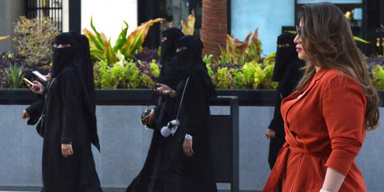 Bentuk Perlawanan, Wanita Saudi Menolak Pakai Abaya Hitam