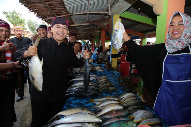 bupati banyuwangi abdullah azwar anas saat meninjau festival fish market