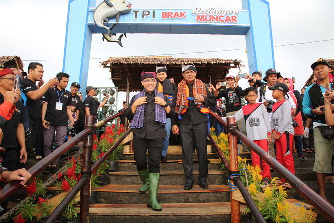 bupati banyuwangi abdullah azwar anas saat meninjau festival fish market