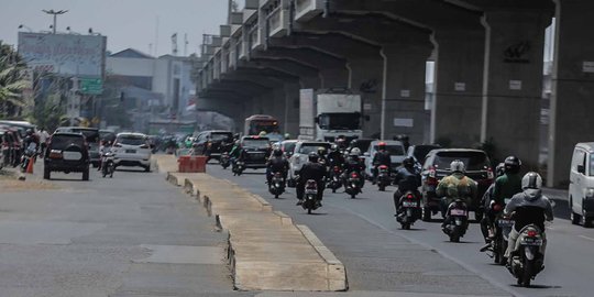 Kondisi Trotoar yang Berada di Tengah Jalan Kalimalang