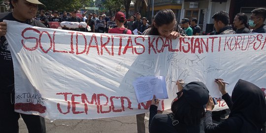 Tolak Revisi UU KPK, Demonstran di Jember Galang Tanda Tangan Masyarakat