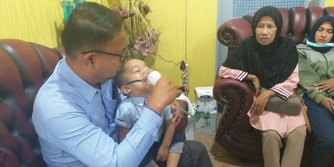 Terdampak Asap Bayi Di Pekanbaru Dipasang Alat Nebulizer