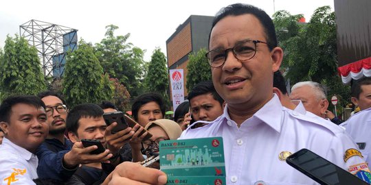 Sebut Trotoar akan Dibagi, Anies Jamin PKL Tak Serobot Hak Pejalan Kaki