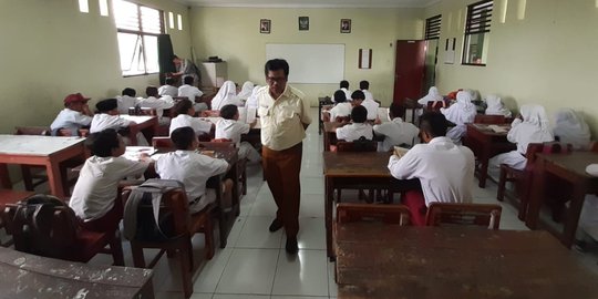 Meja Kursi Bekas Didatangkan ke SDN Pekayon Jaya 3 usai 2 Tahun Siswa Belajar Lesehan